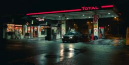 Eine Tankstelle bei Nacht.
